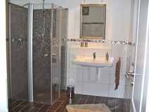 Das Ferienhaus in Ditzum verfügt über ein schönes Badezimmer.